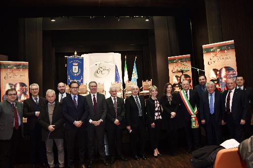 Foto di gruppo durante la cerimonia del premio Epifania 